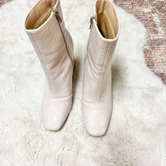 Lulu’s pink faux gator skin boots - Picture 2 of 3